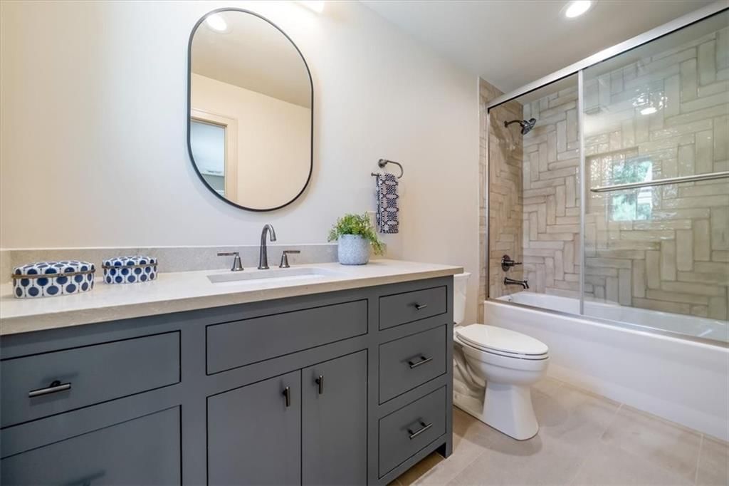 Photo 18 of 42 - 5024 W 72nd Street, Prairie Village, KS 66208