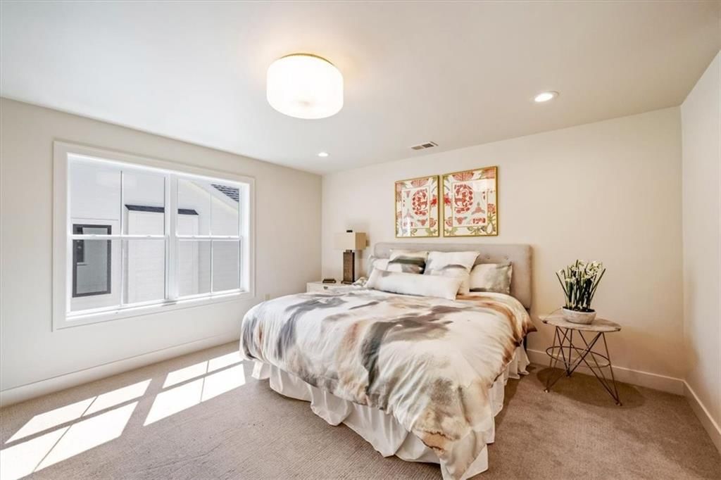 Photo 19 of 42 - 5024 W 72nd Street, Prairie Village, KS 66208