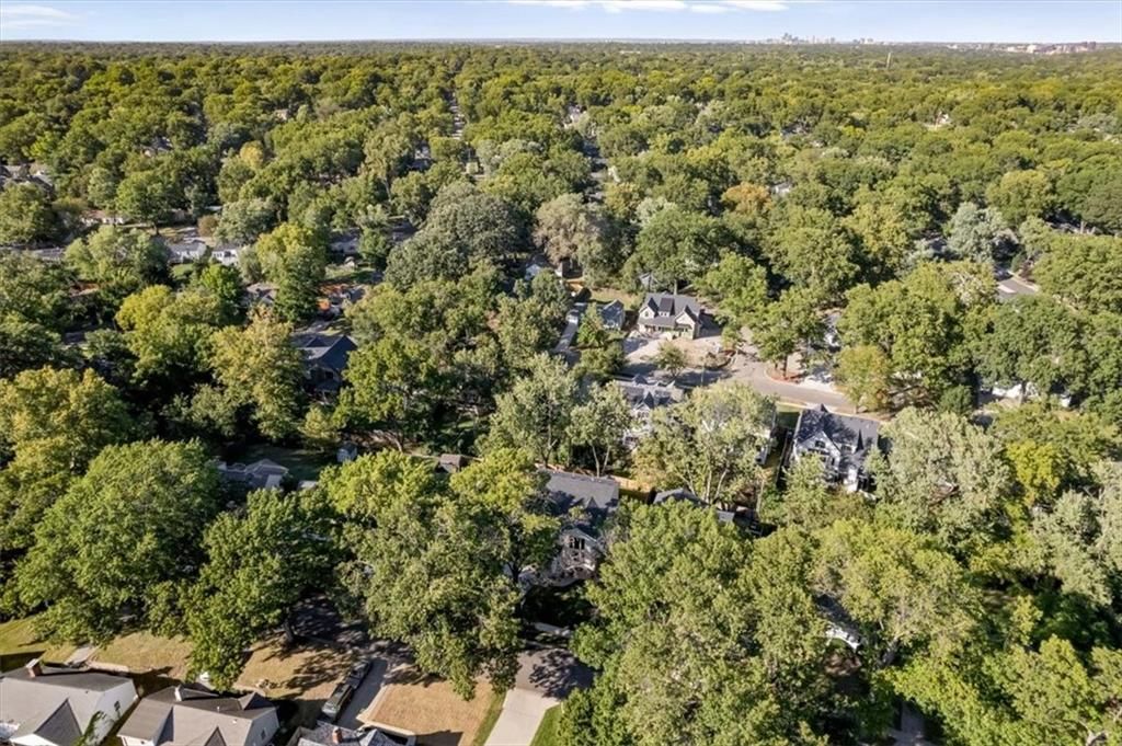 Photo 36 of 42 - 5024 W 72nd Street, Prairie Village, KS 66208