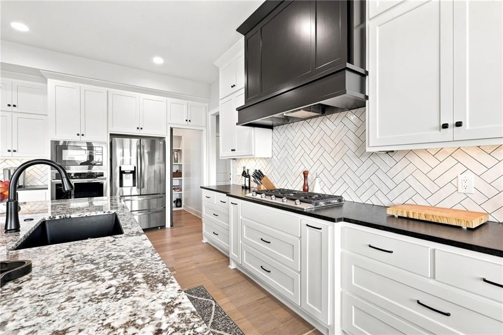 Photo 17 of 80 - 17401 Richards Street, Overland Park, KS 66221