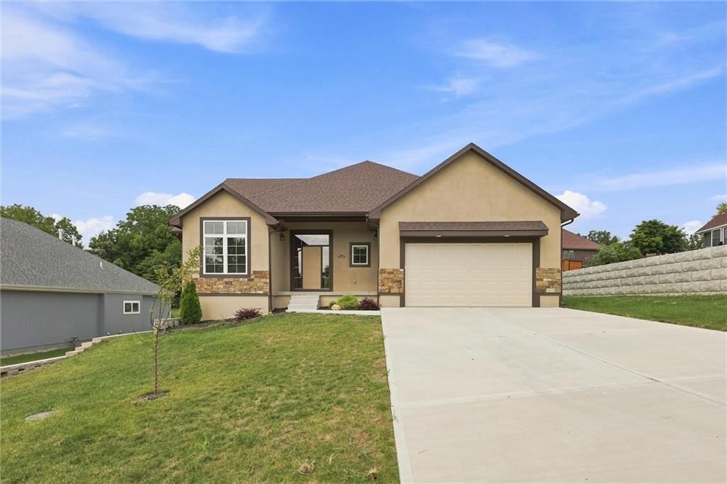 Covered front porch and attached garage at 7402 Palmer Avenue, Kansas City, MO 64133