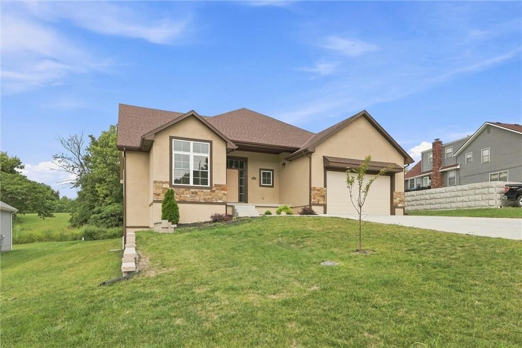 Photo 3 of 47 - 7402 Palmer Avenue, Kansas City, MO 64133