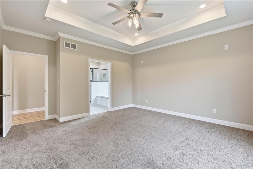 Freestanding tub at 7402 Palmer Avenue, Kansas City, MO 64133