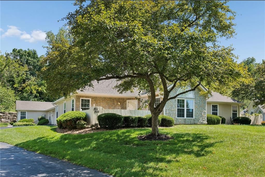 931 NE Devon Drive — photo 1