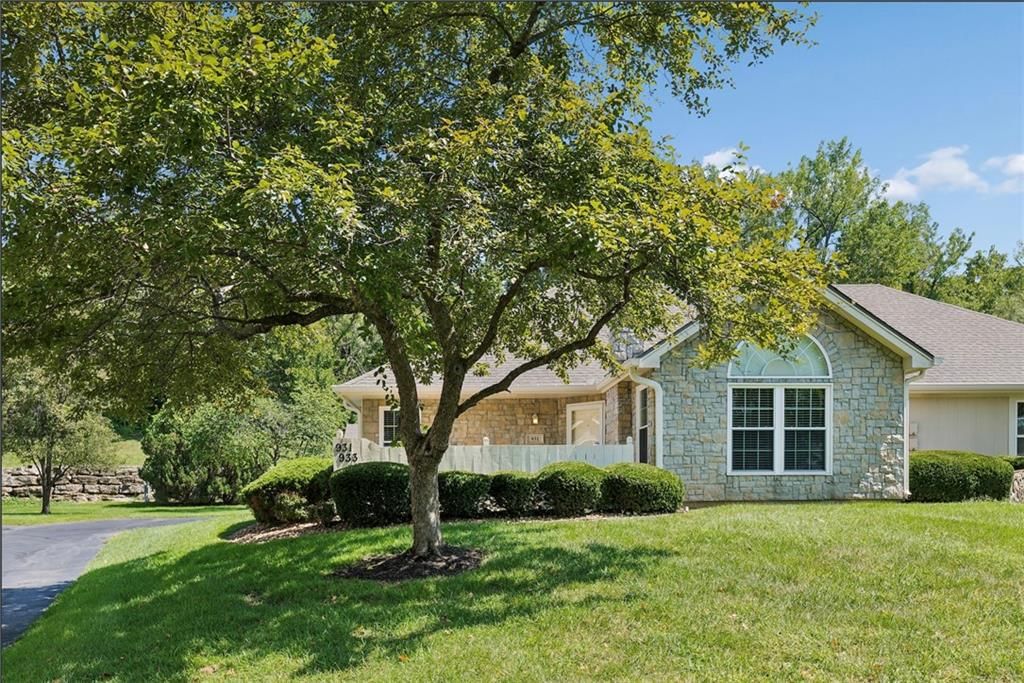 931 NE Devon Drive — photo 2