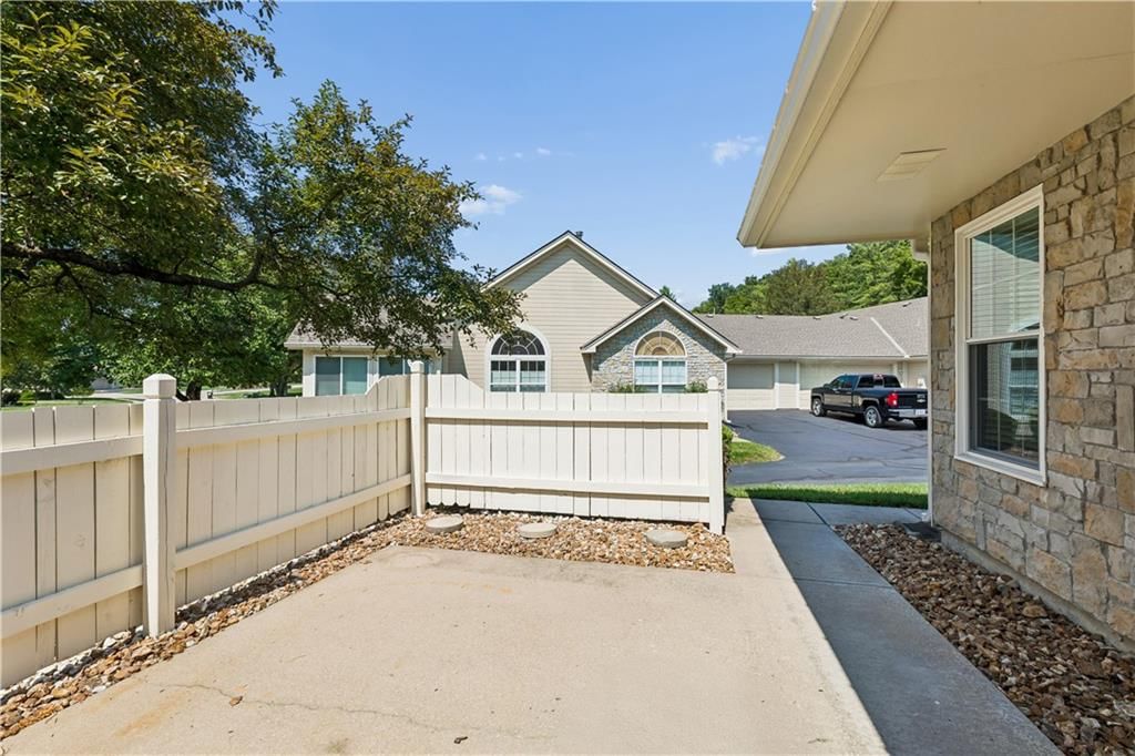 931 NE Devon Drive — photo 4
