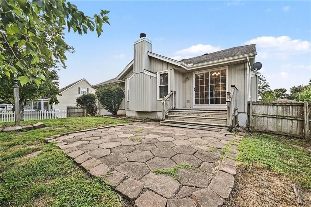 107 NW Leann Drive — photo 6