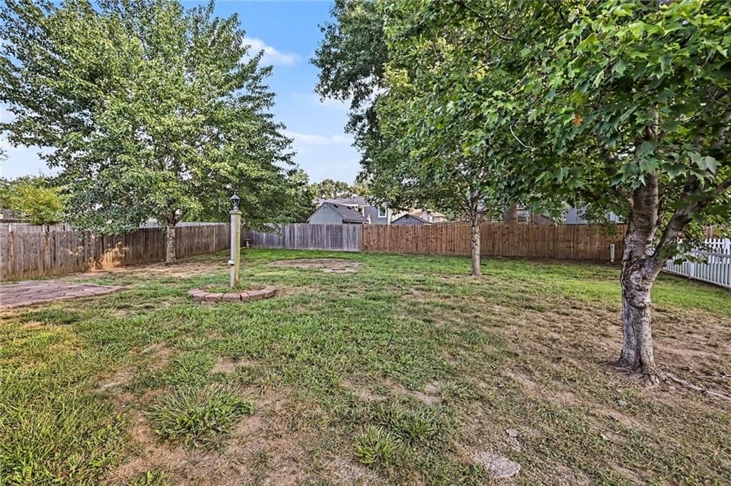 107 NW Leann Drive — photo 7