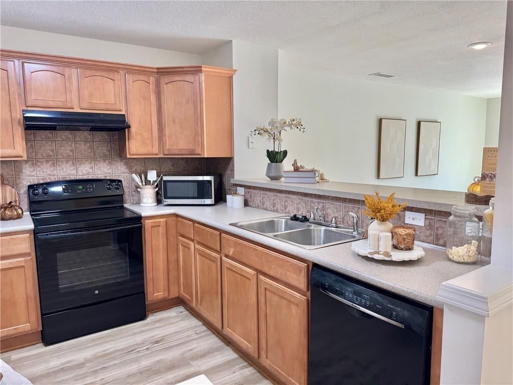 Photo 6 of 36 - 5402 N Fairmount Avenue, Kansas City, MO 64118