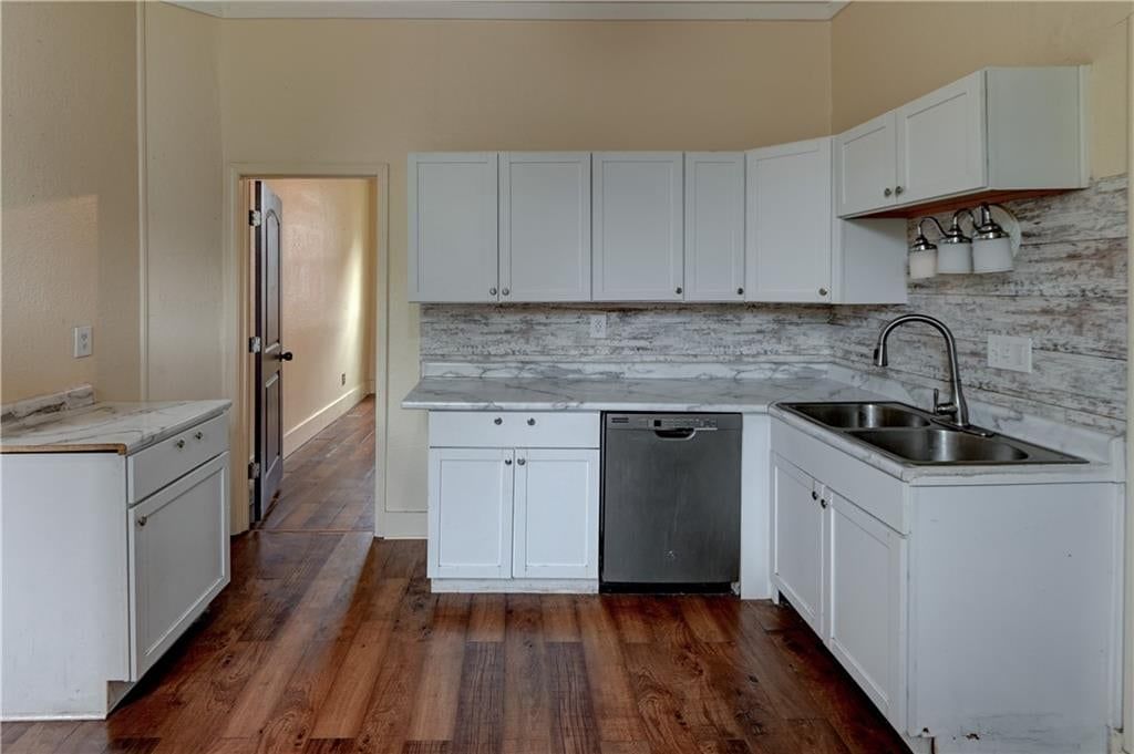 Photo 12 of 33 - 931 Kickapoo Street, Leavenworth, KS 66048