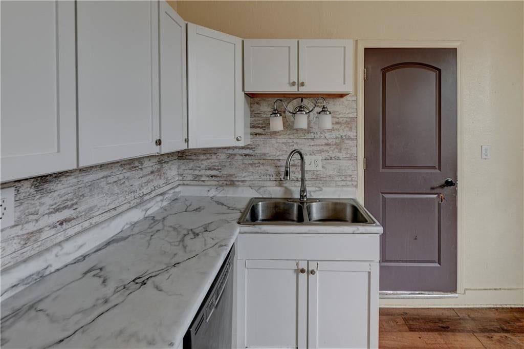 Photo 13 of 33 - 931 Kickapoo Street, Leavenworth, KS 66048