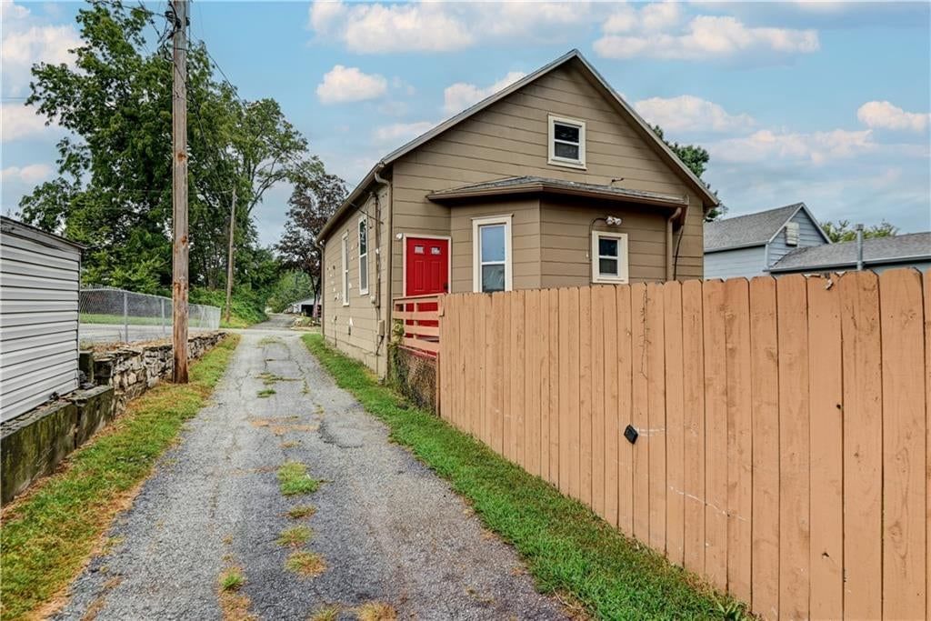 Photo 27 of 33 - 931 Kickapoo Street, Leavenworth, KS 66048