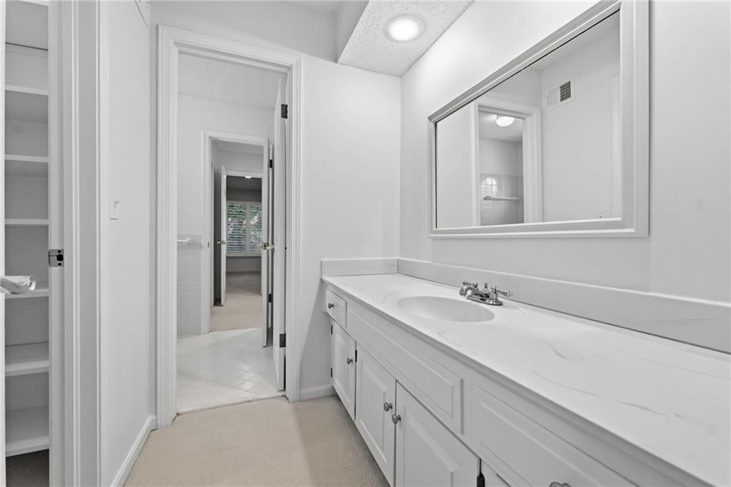 Photo 28 of 37 - 10164 Mackey Street, Overland Park, KS 66212