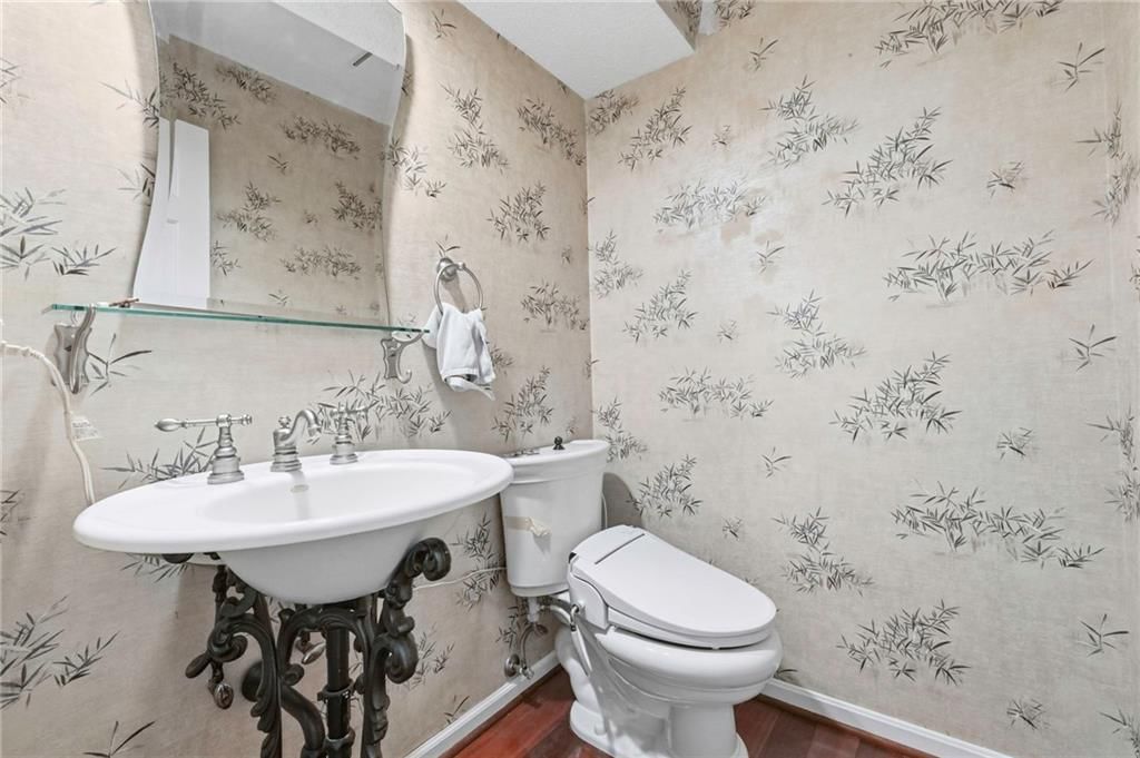 Photo 15 of 37 - 10164 Mackey Street, Overland Park, KS 66212