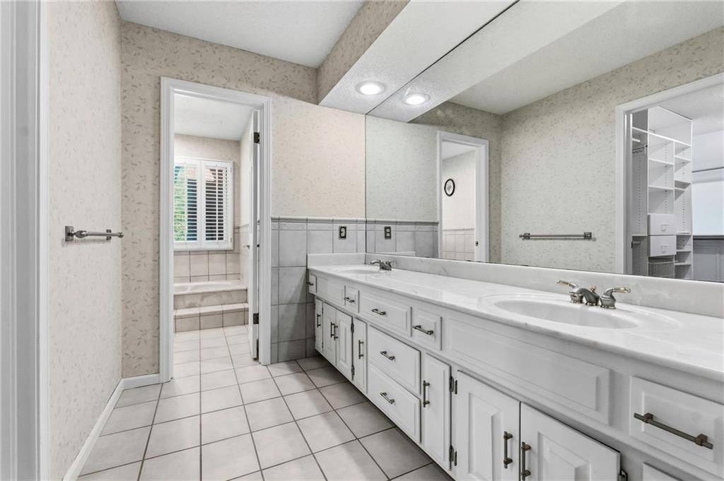 Photo 25 of 37 - 10164 Mackey Street, Overland Park, KS 66212