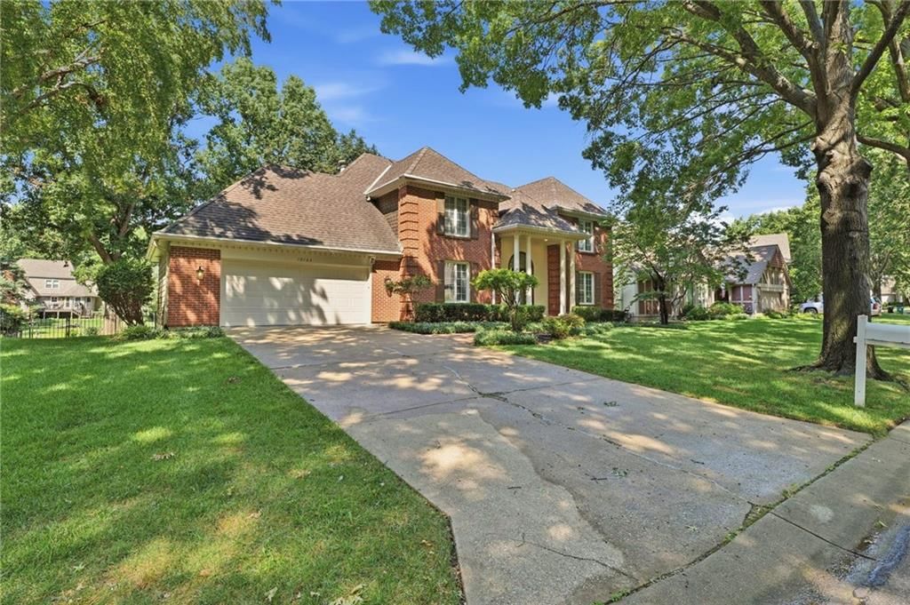 Photo 2 of 37 - 10164 Mackey Street, Overland Park, KS 66212