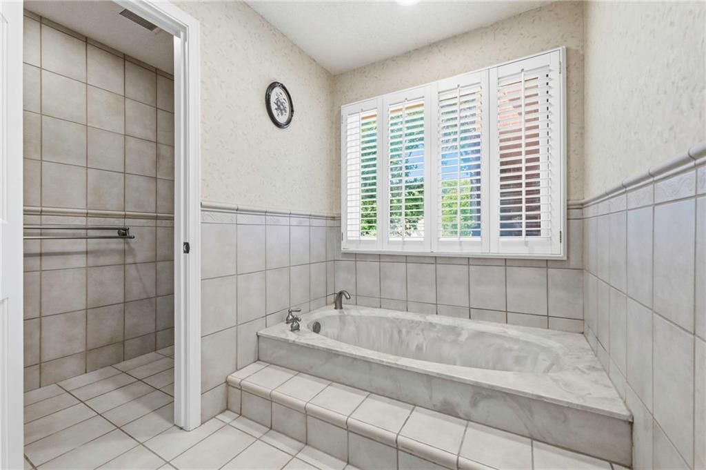Photo 26 of 37 - 10164 Mackey Street, Overland Park, KS 66212