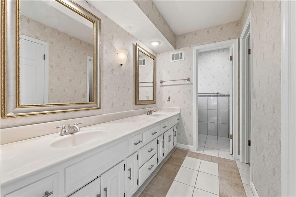 Photo 19 of 37 - 10164 Mackey Street, Overland Park, KS 66212