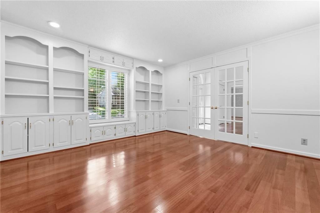 Photo 5 of 37 - 10164 Mackey Street, Overland Park, KS 66212