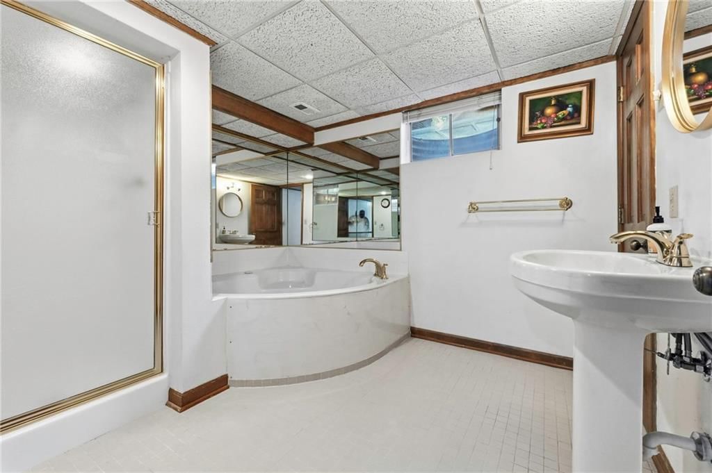 Photo 21 of 37 - 10164 Mackey Street, Overland Park, KS 66212