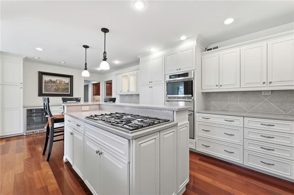 Photo 9 of 37 - 10164 Mackey Street, Overland Park, KS 66212