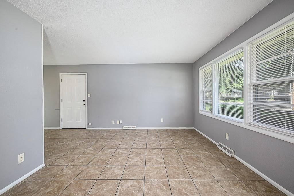 8213 Ruskin Way — photo 3