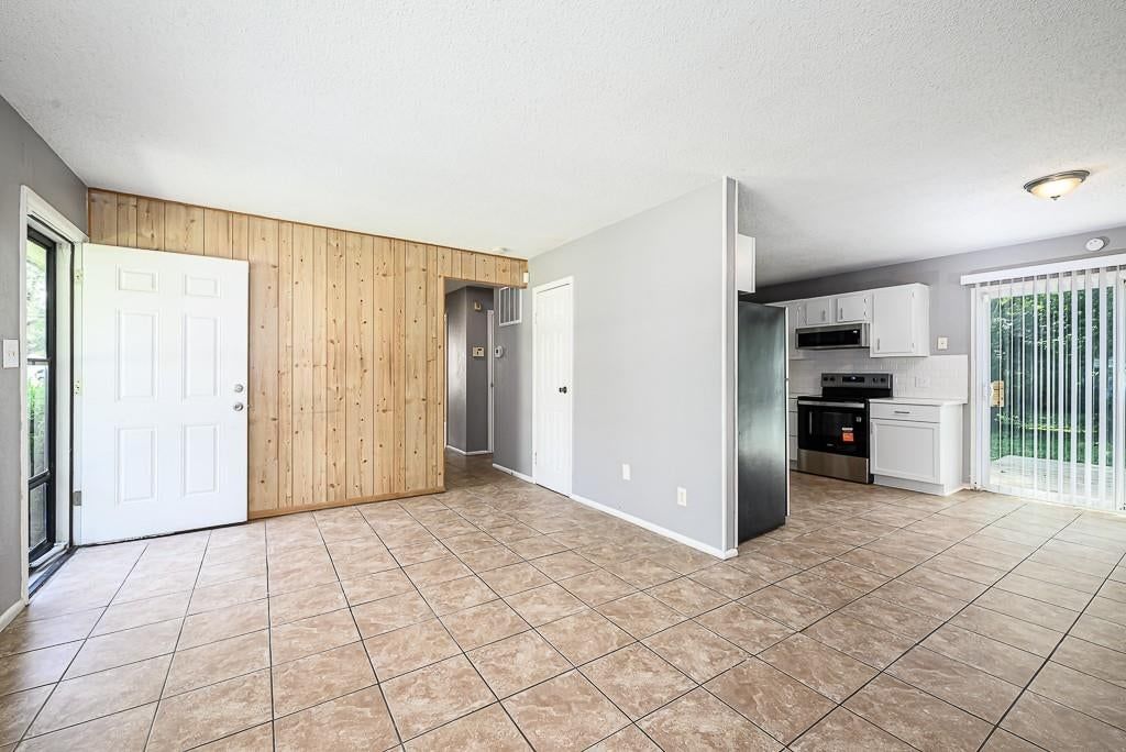 8213 Ruskin Way — photo 4