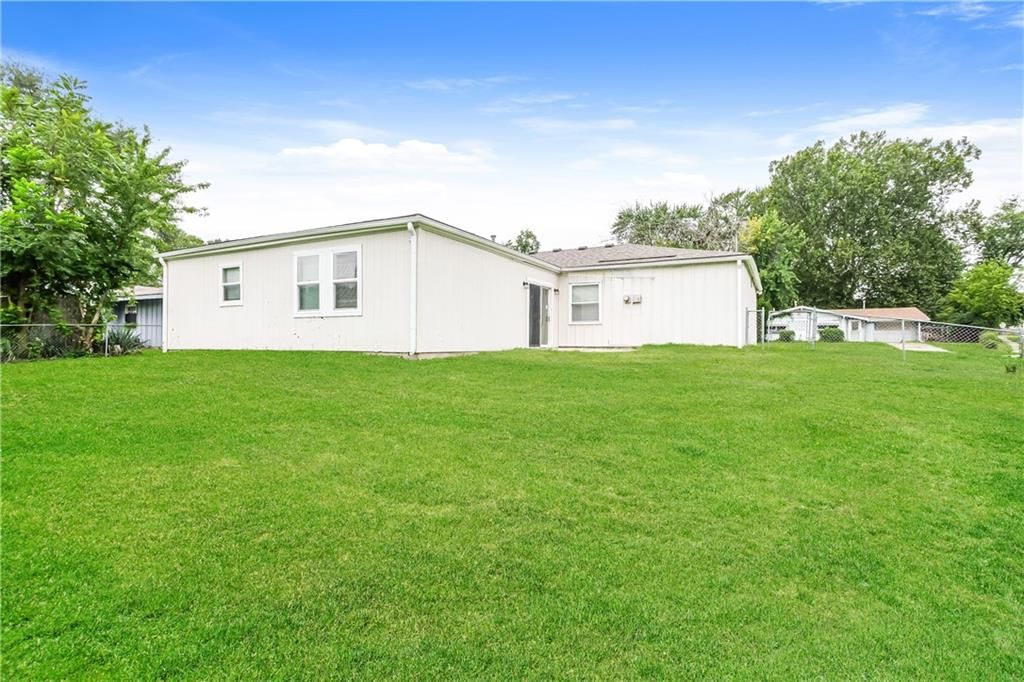 Photo 15 of 15 - 807 N Ponca Drive, Independence, MO 64056
