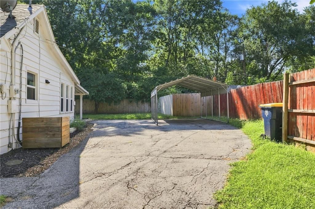 Photo 19 of 28 - 9022 Grand Avenue, Kansas City, MO 64114