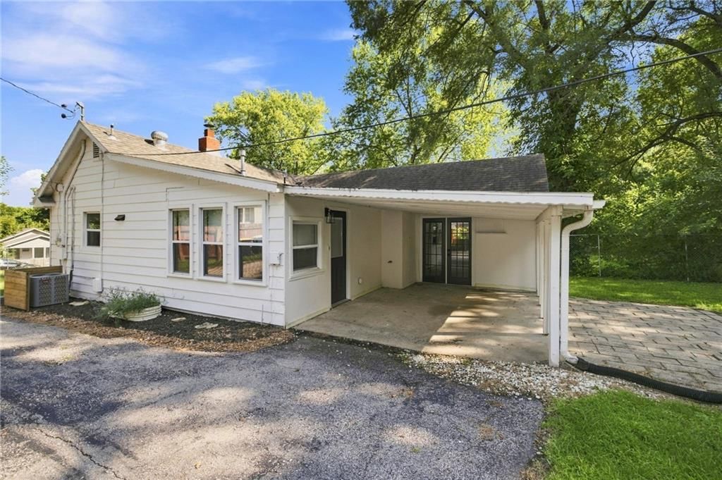 Photo 21 of 28 - 9022 Grand Avenue, Kansas City, MO 64114