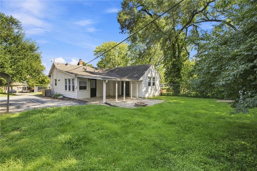 Photo 22 of 28 - 9022 Grand Avenue, Kansas City, MO 64114