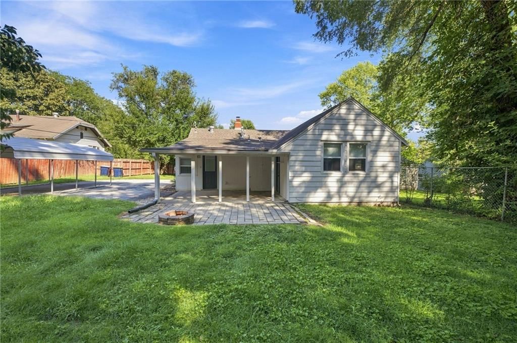 Photo 23 of 28 - 9022 Grand Avenue, Kansas City, MO 64114