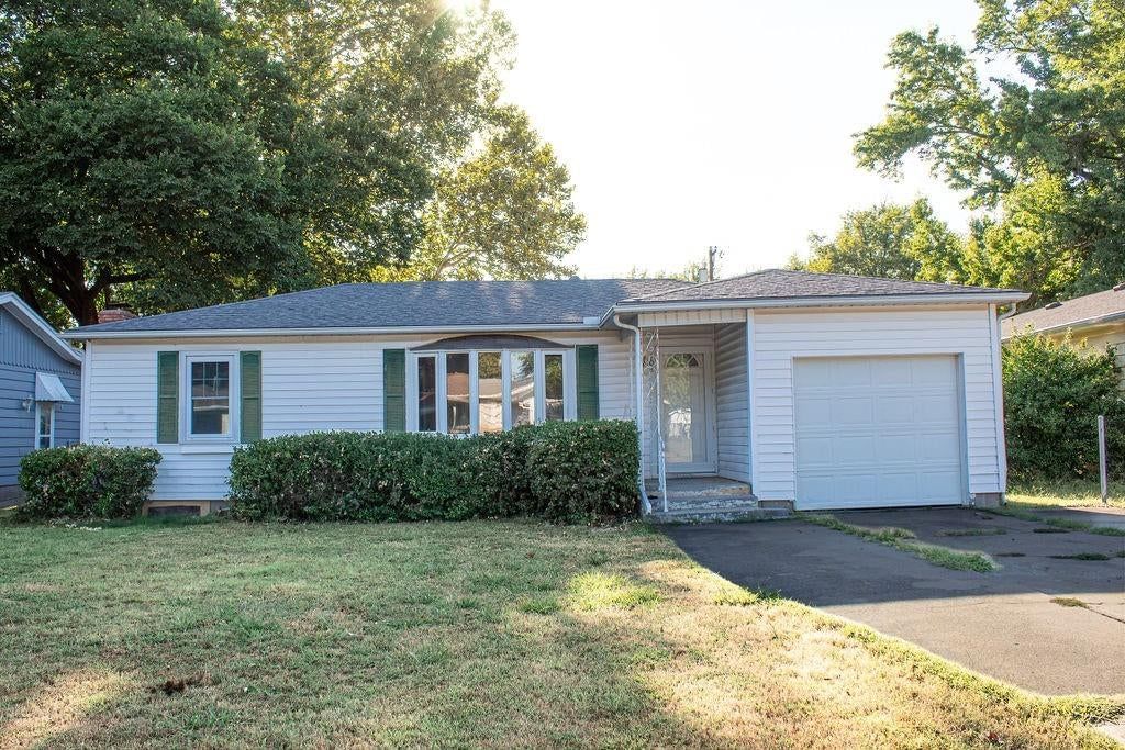 102 Warwick Road, Coffeyville, KS