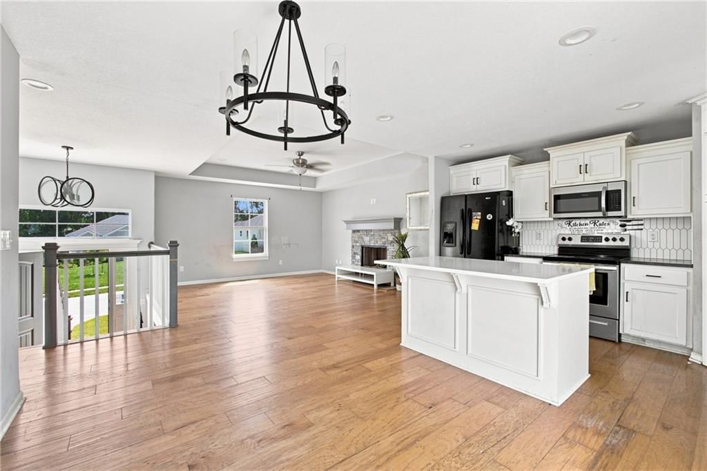 20124 W 221st Street, Spring Hill, KS: listing photo 2
