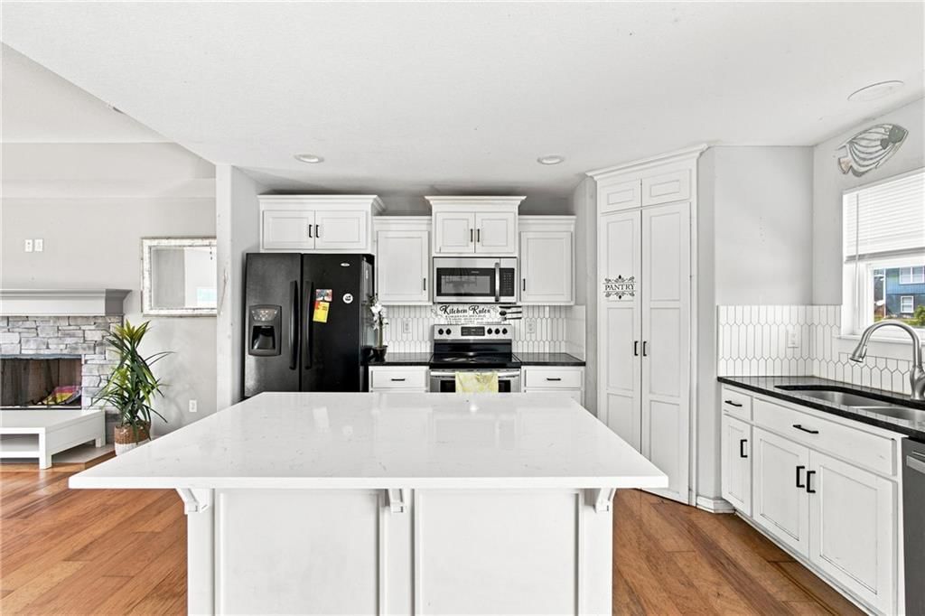 20124 W 221st Street, Spring Hill, KS: listing photo 3