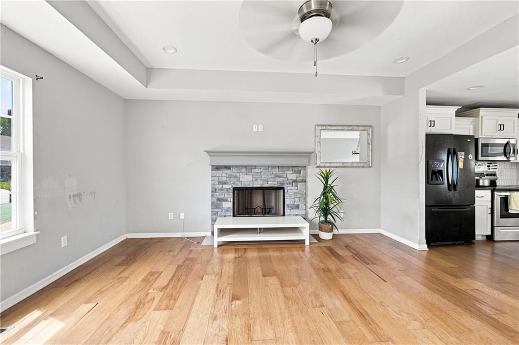 Photo 5 of 23 - 20124 W 221st Street, Spring Hill, KS 66083