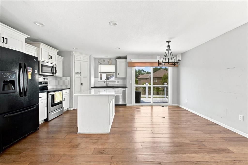 Photo 7 of 23 - 20124 W 221st Street, Spring Hill, KS 66083