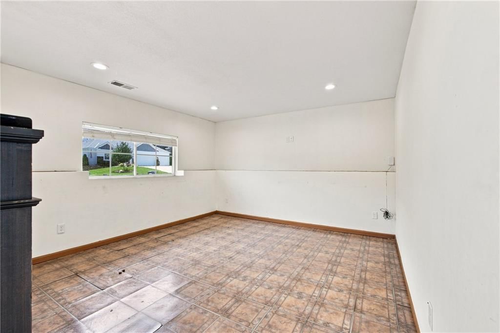Photo 11 of 23 - 20124 W 221st Street, Spring Hill, KS 66083