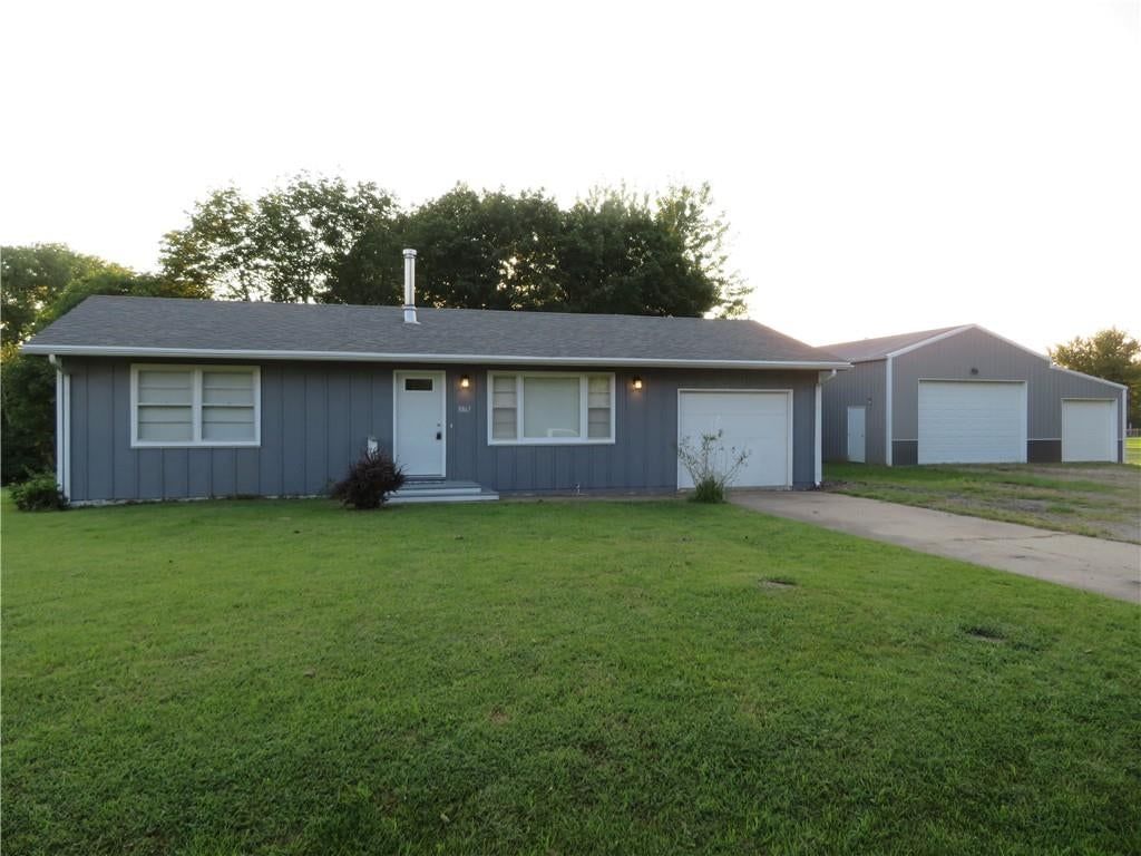 8867 Hilltop Road, Ozawkie, KS