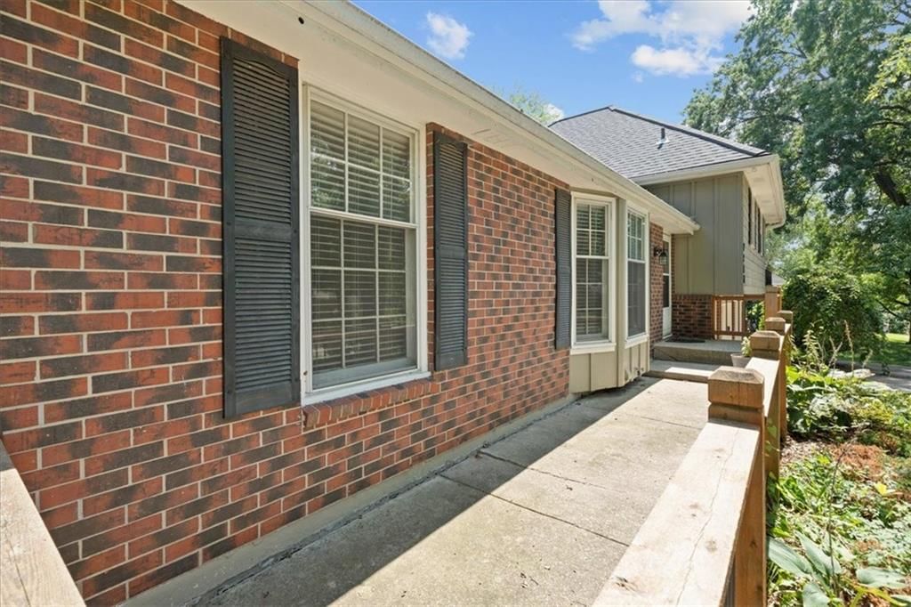 7211 N HIGHLAND Avenue — photo 2