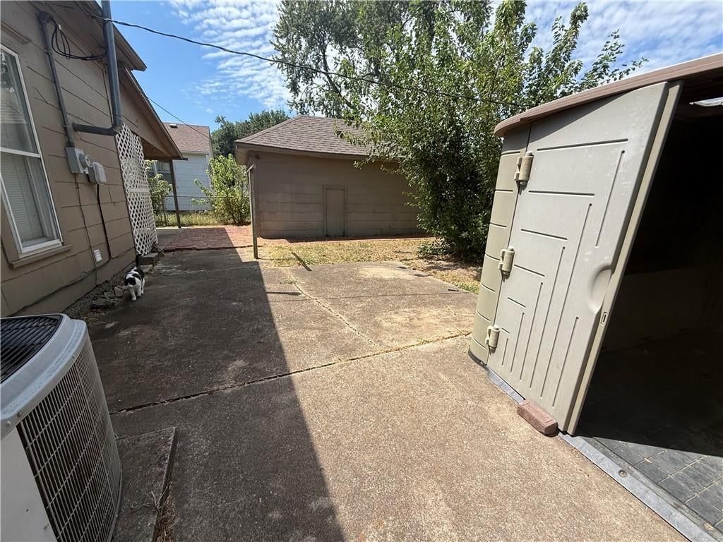 706 W 1st Street — photo 24