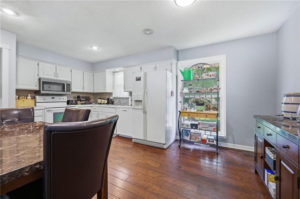 2033 E WYANDOTTE Street — photo 8