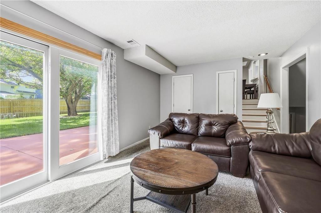 2033 E WYANDOTTE Street — photo 18