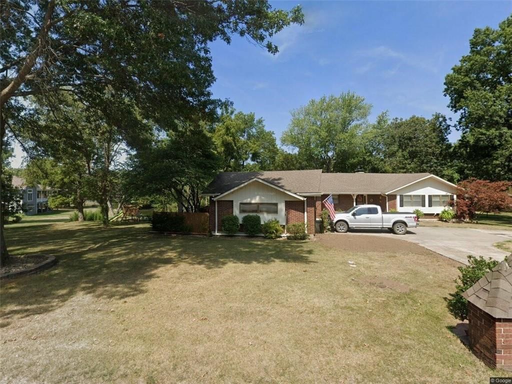 900 Holly Avenue, Harrisonville, MO
