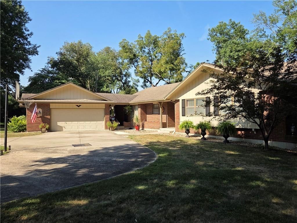 900 Holly Avenue, Harrisonville, MO: listing photo 3