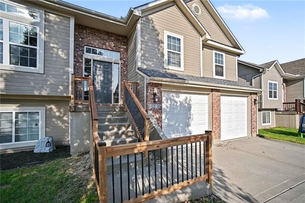 9218 N Kirkwood Avenue, Kansas City, MO: listing photo 2