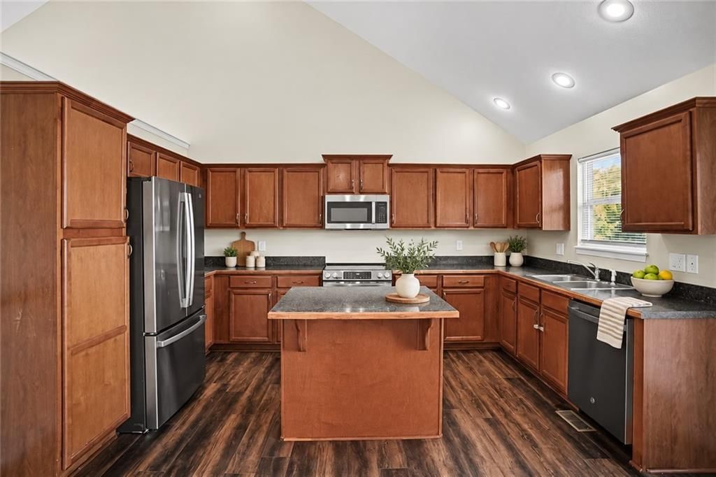 Photo 9 of 33 - 9218 N Kirkwood Avenue, Kansas City, MO 64154