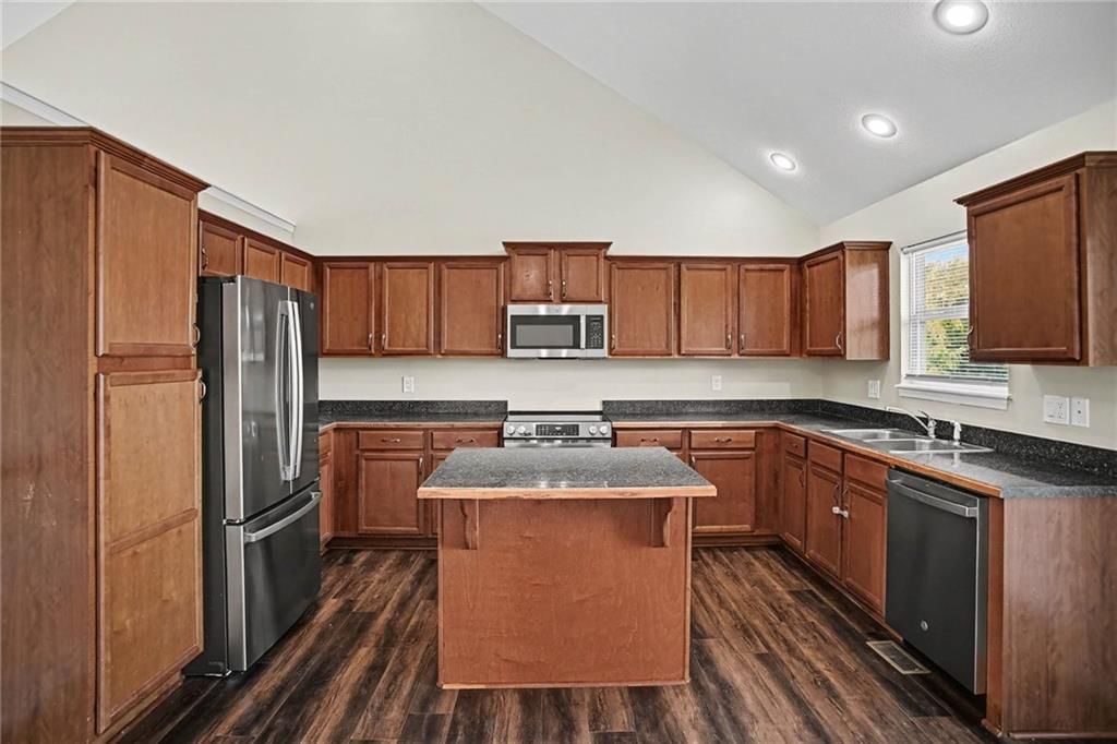 Photo 10 of 33 - 9218 N Kirkwood Avenue, Kansas City, MO 64154