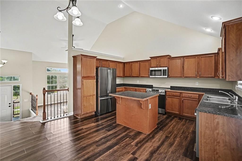 Photo 12 of 33 - 9218 N Kirkwood Avenue, Kansas City, MO 64154