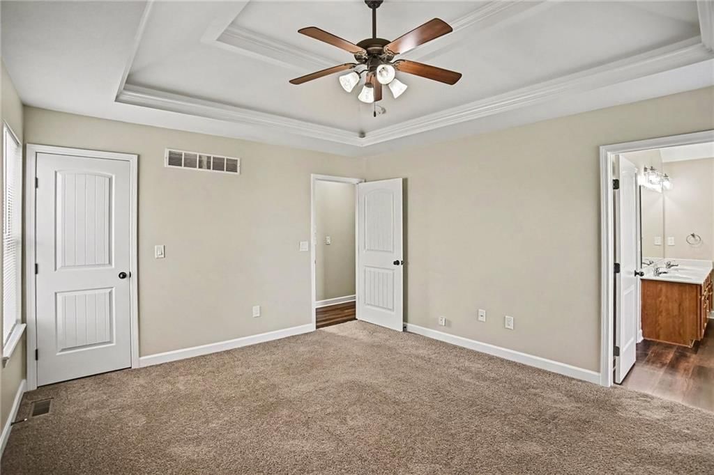 Photo 15 of 33 - 9218 N Kirkwood Avenue, Kansas City, MO 64154